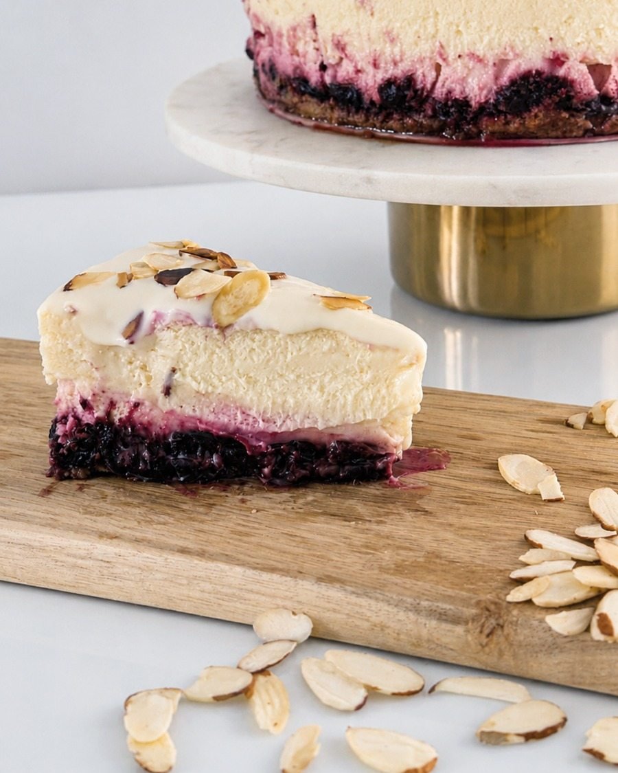 Rebanada de cheesecake de cereza con almendra
