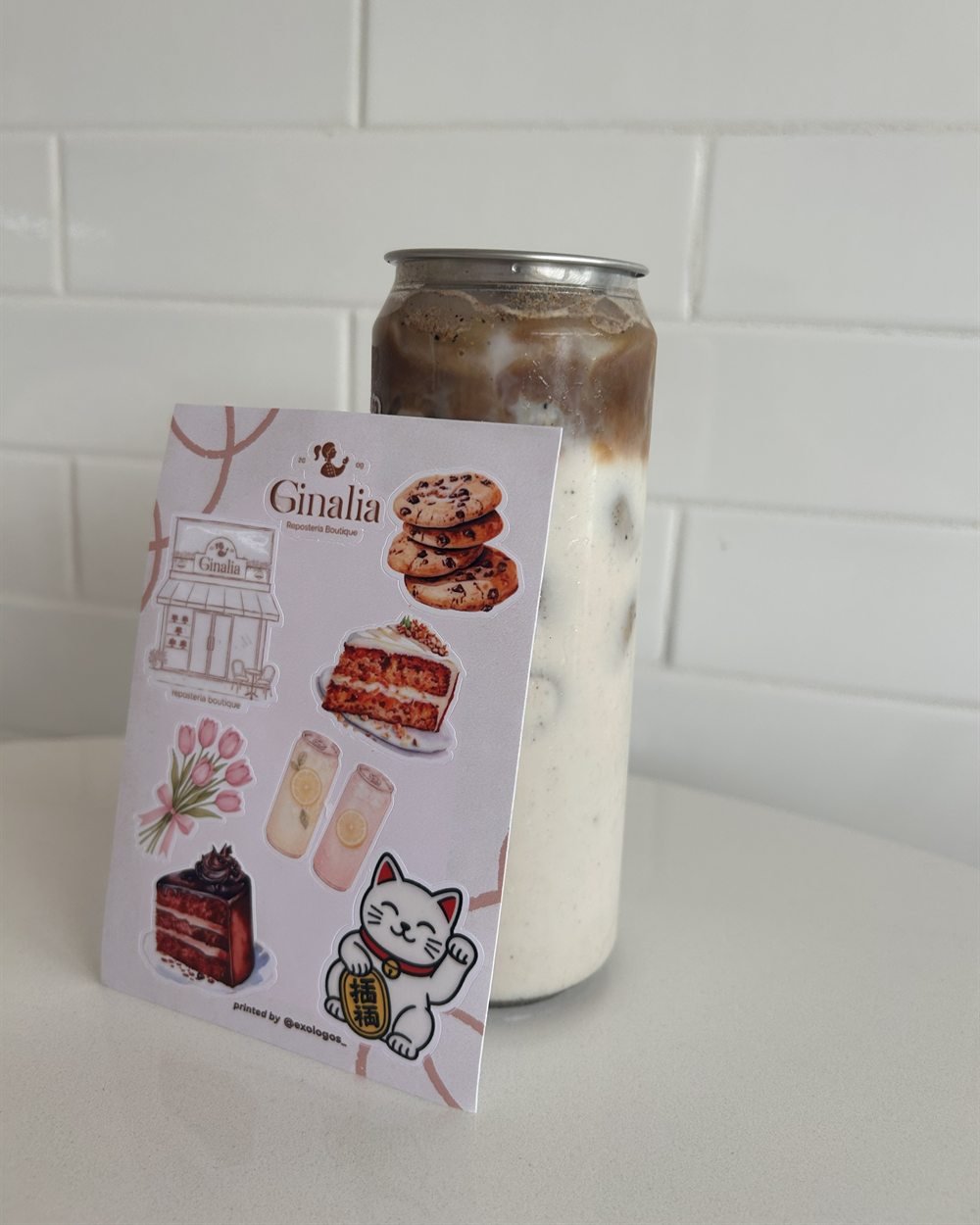 Latte helado en lata con la hoja de stickers que Ginalia regala